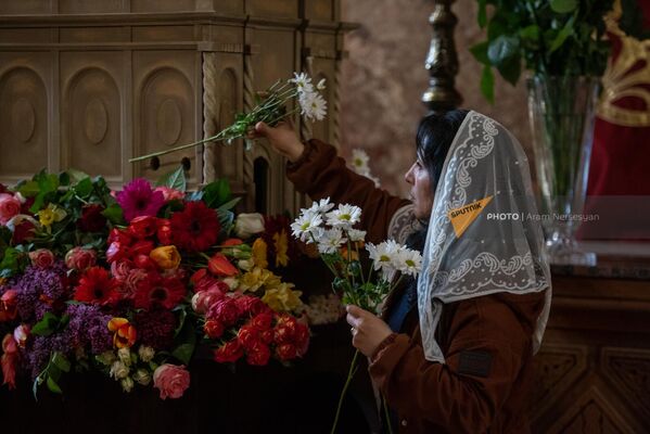 Կինը ծաղիկներ է դնում Հիսուս Քրիստոսի խորհրդանշական գերեզմանին - Sputnik Արմենիա
