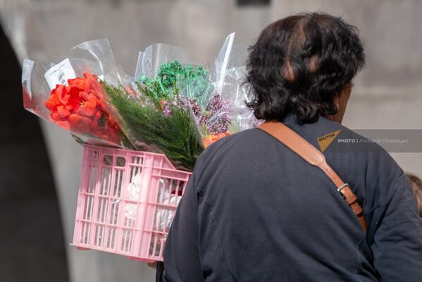 Женщина продает цветы у церкви Сурб Григор Лусаворич. - Sputnik Армения