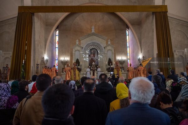 Սուրբ Հարության պատարագը Սուրբ Գրիգոր Լուսավորիչ եկեղեցում (ապրիլի 9, 2023 թ.), Երևան - Sputnik Արմենիա