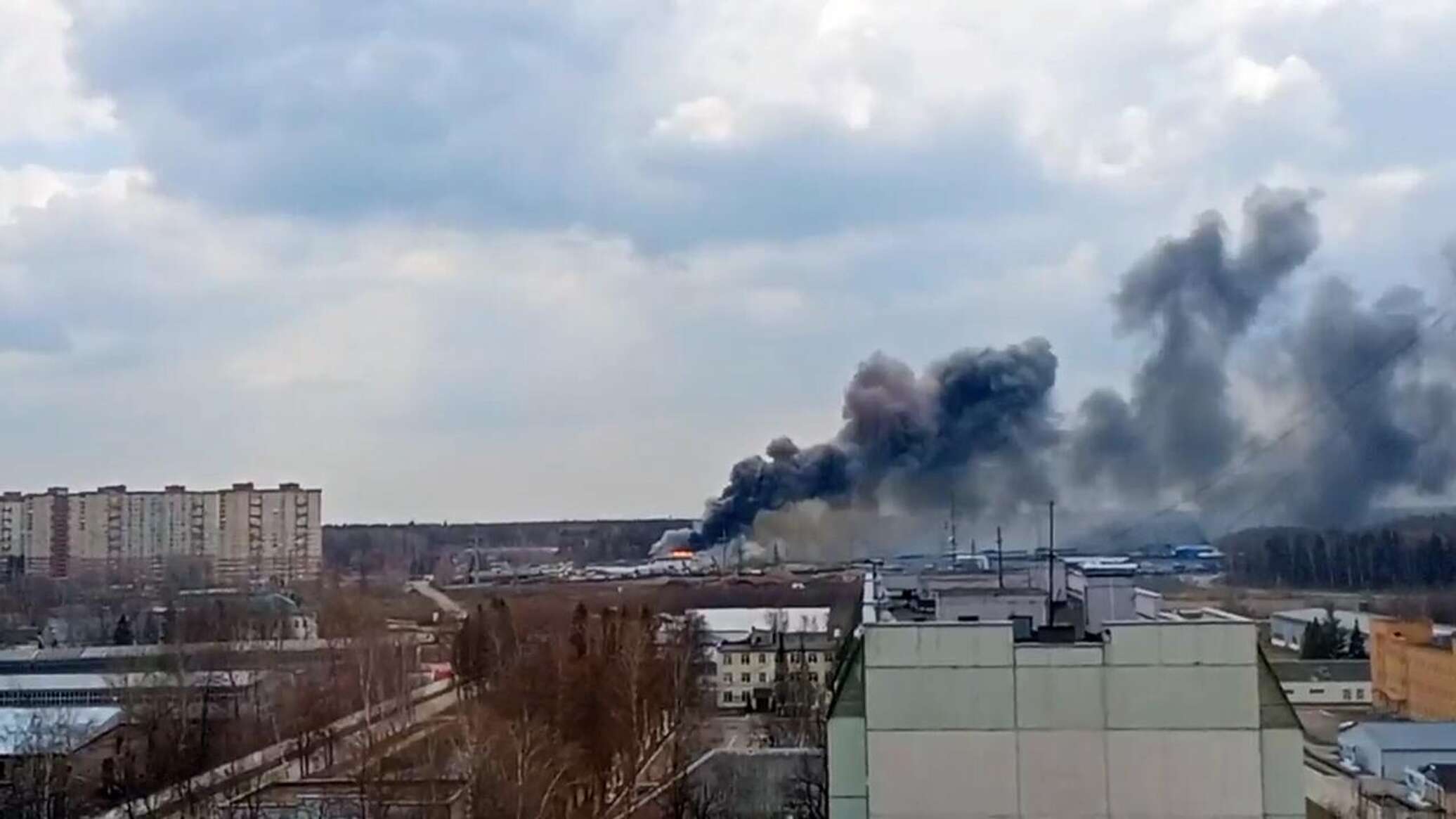 В подмосковном Нахабино горит склад запчастей