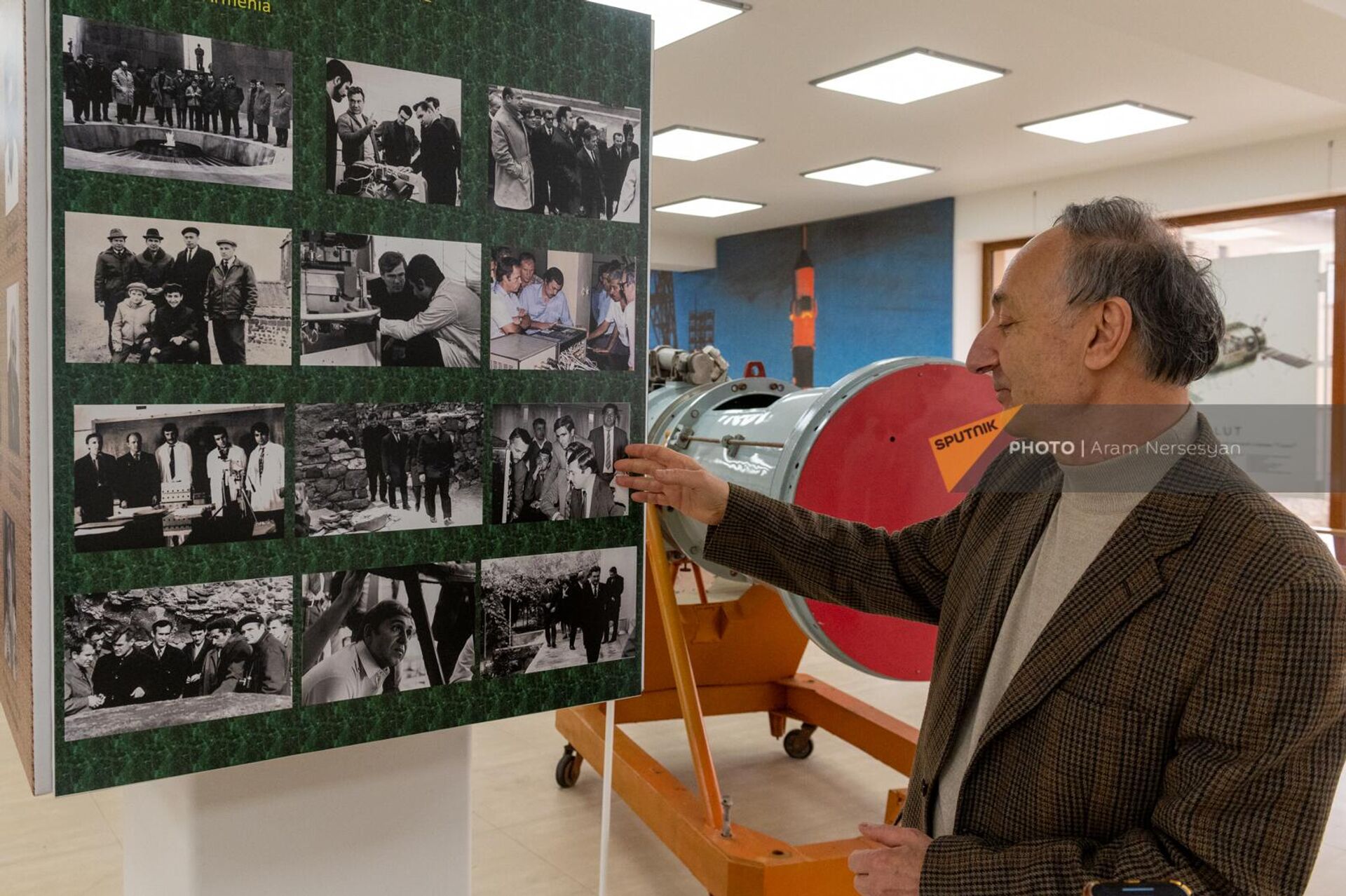 Директор Музея космоса, сын Григора Гурзадяна Ваагн показывает архивные фотографии Музея - Sputnik Армения, 1920, 12.04.2023