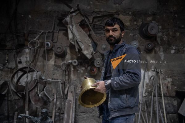 Ованнес Папоян с колоколом в мастерской - Sputnik Армения