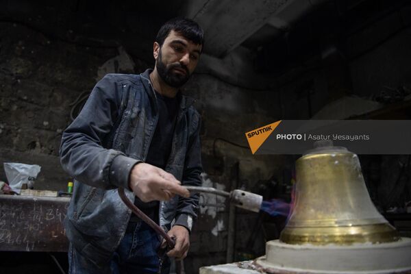 Ованнес Папоян во время работы в мастерской - Sputnik Армения
