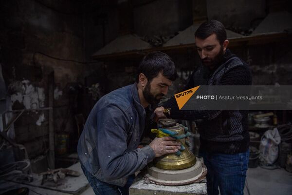 Братья Папояны во время работы в мастерской - Sputnik Армения