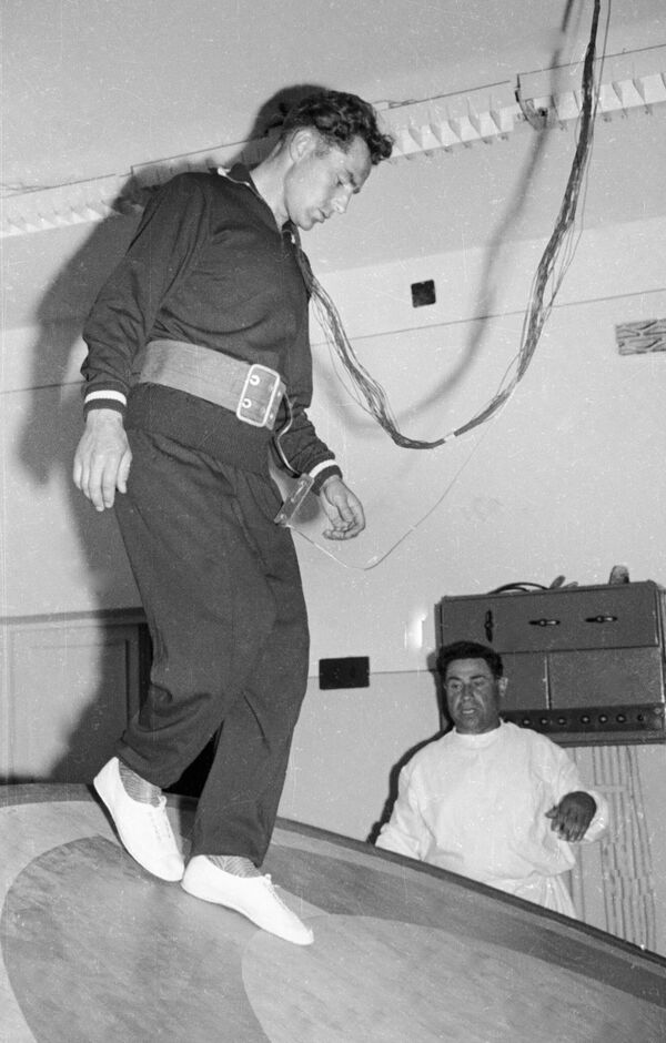 Герман Титов во время подготовки к космическому полету. Тренировка на вибрационном столе - Sputnik Армения