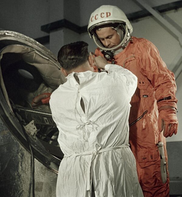 Տիեզերագնաց Պավել Պոպովիչը փորձում է սկաֆանդրը (1962 թվականի փետրվարի 3) - Sputnik Արմենիա