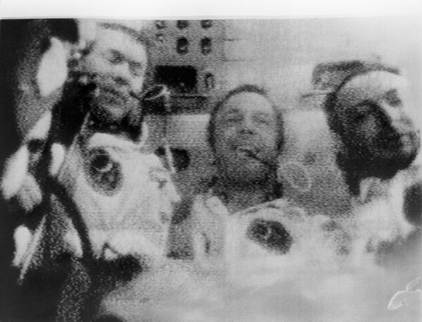 «Ապոլոն–14»-ի անձնակազմը դեպի Լուսին կատարած թռիչքի ժամանակՁախից աջ՝ հրամանատարական մոդուլի օդաչու Ստյուարտ Ալեն Ռուսան, անձնակազմի հրամանատար Ալան Բարտլետ Շեփարդը, լուսնային մոդուլի օդաչու Էդգար Դին Միտչելը - Sputnik Արմենիա