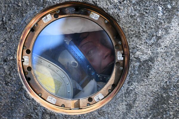 Астронавт NASA Энн МакКлейн после посадки спускаемого аппарата транспортного пилотируемого корабля &quot;Союз МС-11&quot;. - Sputnik Армения