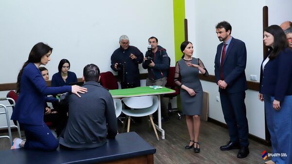 Мэр Лиона Грегори Дусе посетил Дом солдата (12 апреля 2023). Еревaн - Sputnik Армения
