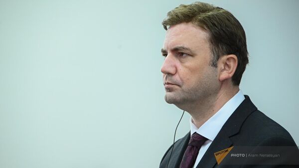 Министр иностранных дел Северной Македонии, действующий председатель ОБСЕ Буяр Османи на совместной пресс-конференции с армянским коллегой по итогам встречи (13 апреля 2023). Еревaн - Sputnik Армения