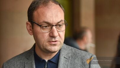 Адвокат Арсен Бабаян на акции родственников военнослужащих, погибших при 44-дневной войне у здания Следственного комитета Армении (14 апреля 2023). Еревaн