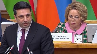 Спикер Национального собрания Армении Ален Симонян выступает на 55 пленарном заседании Межпарламентской Ассамблеи государств – участников СНГ (14 апреля 2023). Санкт-Петербург