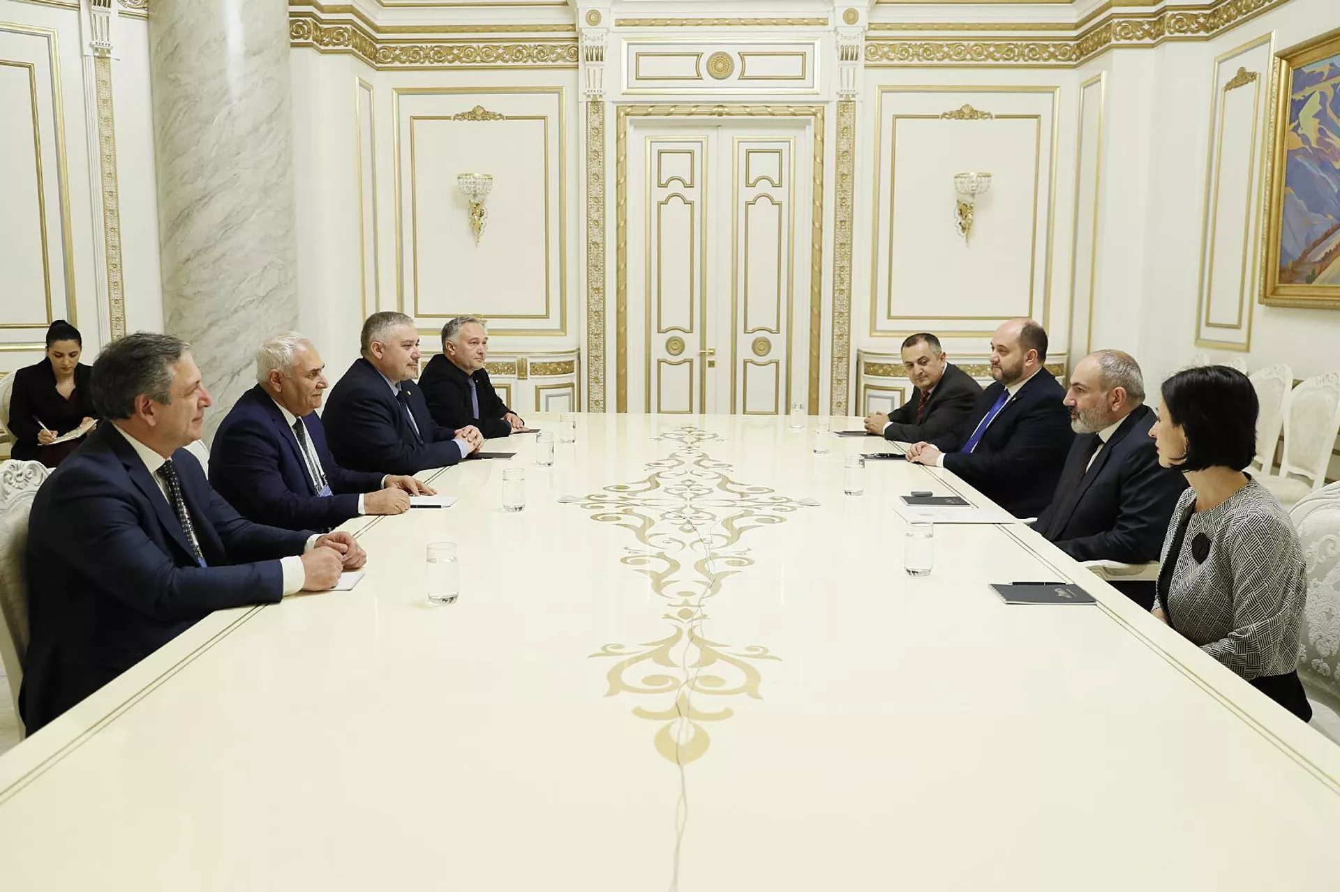 Премьер-министр Никол Пашинян принял президента Международной федерации тяжелой атлетики Мохаммеда Джалуда и президента Европейской федерации тяжелой атлетики Антонио Конфлитти (14 апреля 2023). Еревaн - Sputnik Армения, 1920, 14.04.2023