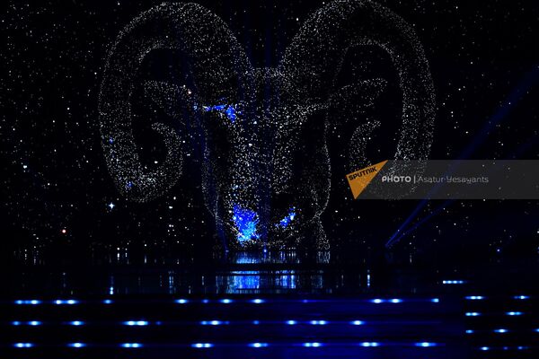Лазерное шоу во время официальной церемонии открытия Чемпионата Европы по тяжелой атлетике в Ереване - Sputnik Армения