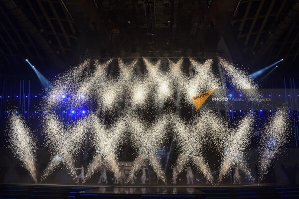 Красочное шоу во время официальной церемонии открытия Чемпионата Европы по тяжелой атлетике  - Sputnik Армения