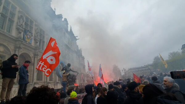  Митинг перед мэрией Парижа в знак протеста против принятой пенсионной реформы  - Sputnik Армения