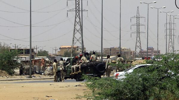 Солдаты армии размещаются в Хартуме на фоне сообщений о столкновениях в городе (15 апреля 2023). Судан - Sputnik Армения