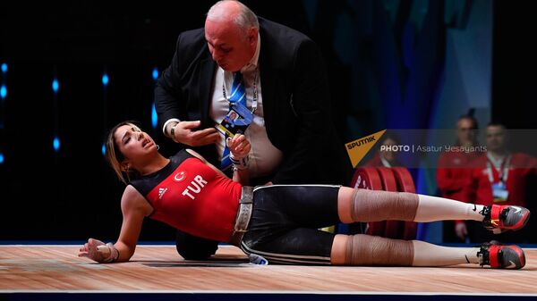 Спортсменка из Турции Баяв Пелинсу упала в обморок после подхода к штанге на первый день Чемпионата Европы по тяжелой атлетике (15 апреля 2023). Еревaн - Sputnik Армения