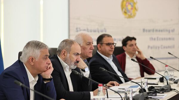 Премьер-министр Никол Пашинян и президент Ваагн Хачатурян на двухдневном заседании Совета по экономической политике (16 апреля 2023). Дилижан - Sputnik Армения
