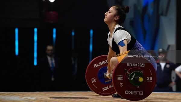 Александра Григорян из сборной Армении соревнуется в категории до 55 кг среди женщин группы А во время чемпионата Европы по тяжелой атлетике (16 апреля 2023). Еревaн - Sputnik Армения