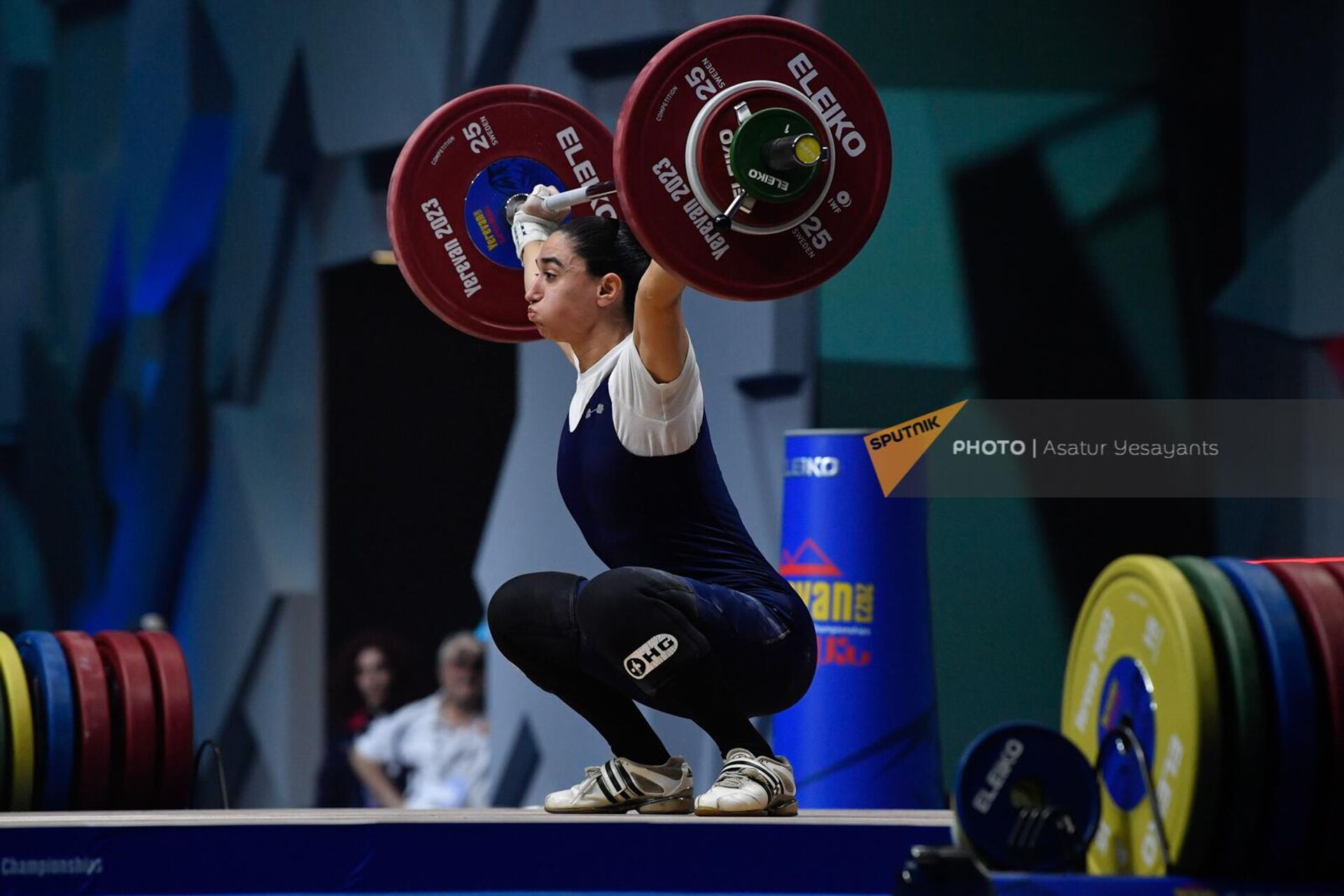 Изабелла Ялян из сборной Армении соревнуется в категории до 55 кг среди женщин группы А во время чемпионата Европы по тяжелой атлетике (16 апреля 2023). Еревaн - Sputnik Արմենիա, 1920, 16.04.2023