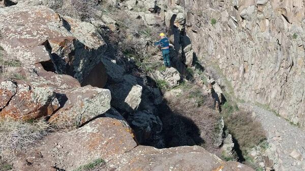 Спасатели вызволяют детей из расщелины, расположенной рядом с селами Гташен и Бюракн (16 апреля 2023). Ширак - Sputnik Армения