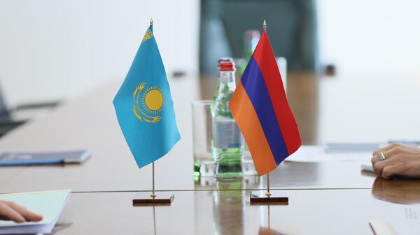 Флажки Армении и Казахстана на столе - Sputnik Армения