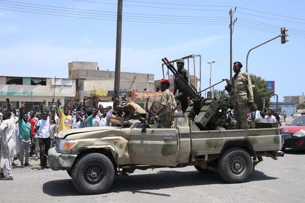 Жители приветствуют солдат, верных командующему армией Абдель Фаттаху аль-Бурхану, в городе Порт-Судан - Sputnik Армения