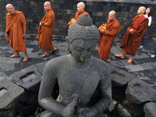 Բուդդայական վանականները Կենտրոնական Ճավայում աղոթում են Բորոբուդուր տաճարում - Sputnik Արմենիա
