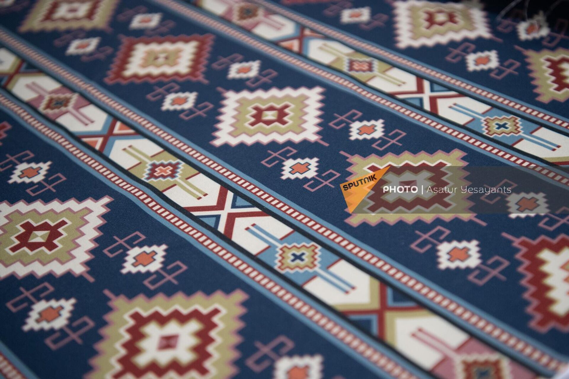 Национальные узоры на текстиле в магазине тканей Уста Писо - Sputnik Армения, 1920, 22.04.2023