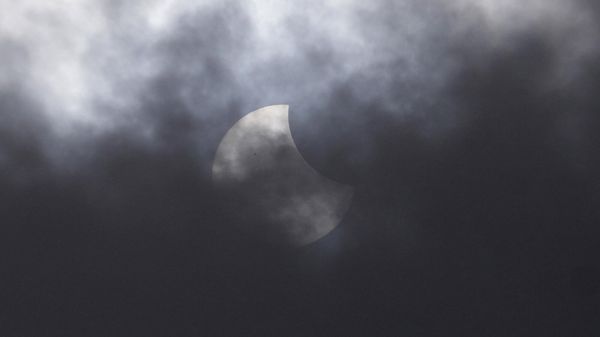 Частичное солнечное затмение видно сквозь облака над Джакартой, Индонезия - Sputnik Արմենիա