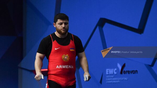 Карапетян Андраник из сборной Армении во время подхода к штанге в мужской категории 89 кг группы А на чемпионате Европы по тяжелой атлетике (20 апреля 2023). Ереван - Sputnik Армения