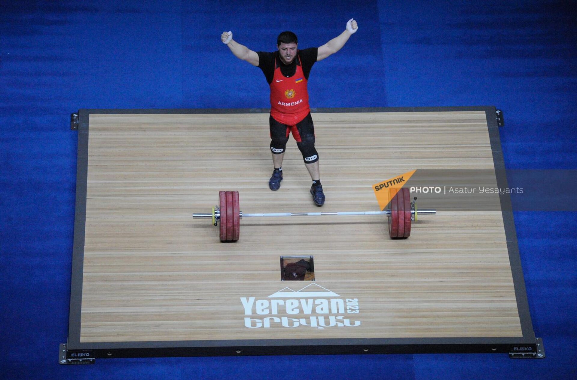 Андраник Карапетян из сборной Армении во время подхода к штанге в мужской категории 89 кг группы А на чемпионате Европы по тяжелой атлетике (20 апреля 2023). Ереван - Sputnik Արմենիա, 1920, 20.04.2023