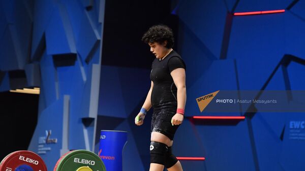 Эмма Погосян из сборной Армении соревнуется в женской категории 76 кг группы А во время чемпионата Европы по тяжелой атлетике (20 апреля 2023). Еревaн - Sputnik Армения