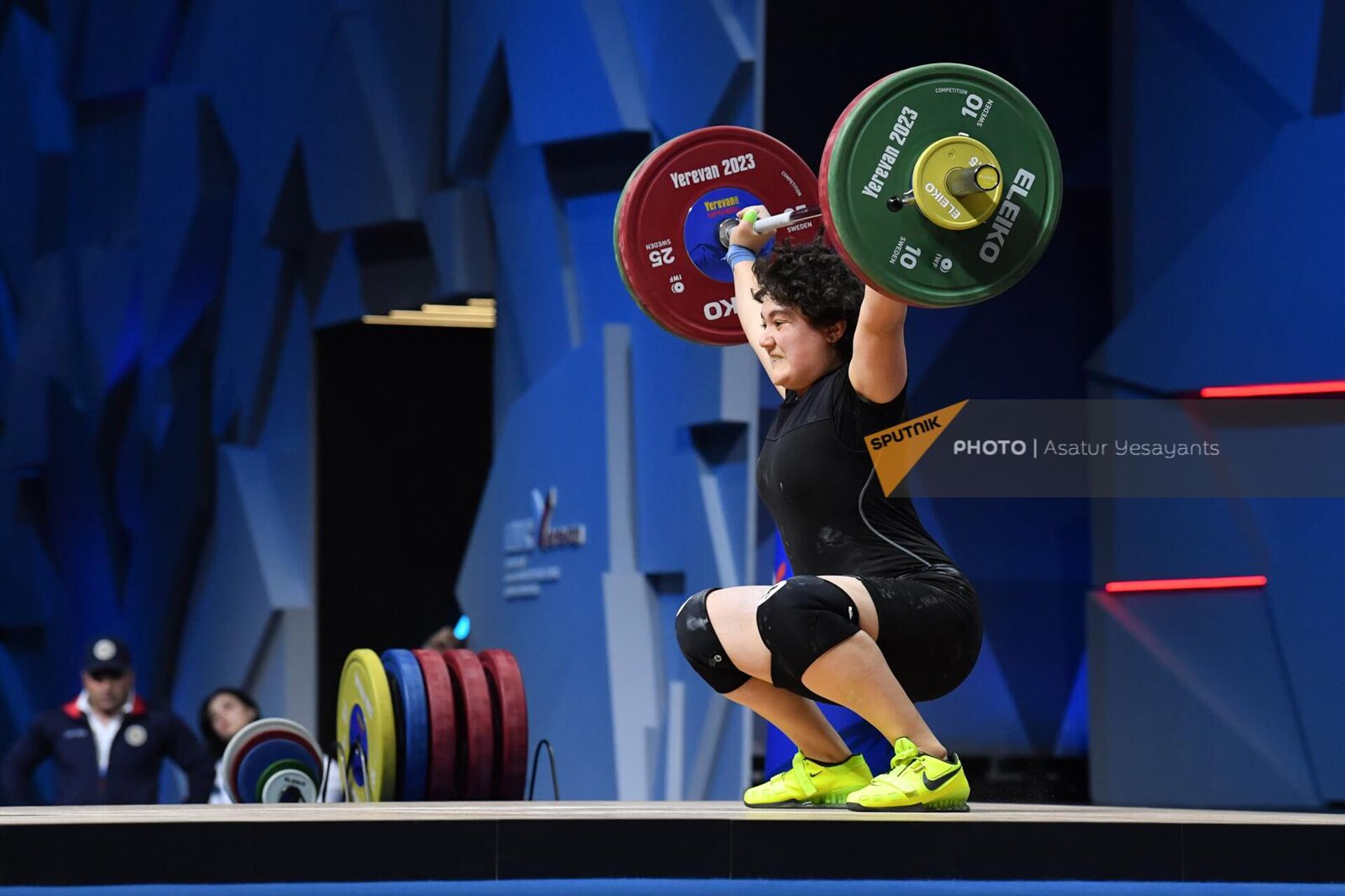 Эмма Погосян из сборной Армении соревнуется в женской категории 76 кг группы А во время чемпионата Европы по тяжелой атлетике (20 апреля 2023). Еревaн - Sputnik Արմենիա, 1920, 20.04.2023