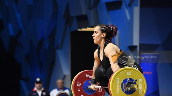 Татев Акопян из сборной Армении соревнуется в женской категории 76 кг группы А во время чемпионата Европы по тяжелой атлетике (20 апреля 2023). Еревaн - Sputnik Армения