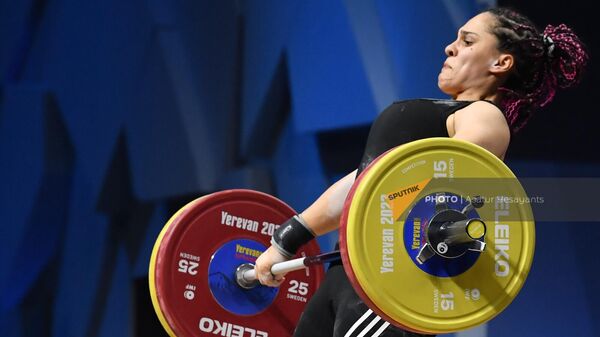 Татев Акопян из сборной Армении соревнуется в женской категории 76 кг группы А во время чемпионата Европы по тяжелой атлетике (20 апреля 2023). Еревaн - Sputnik Армения