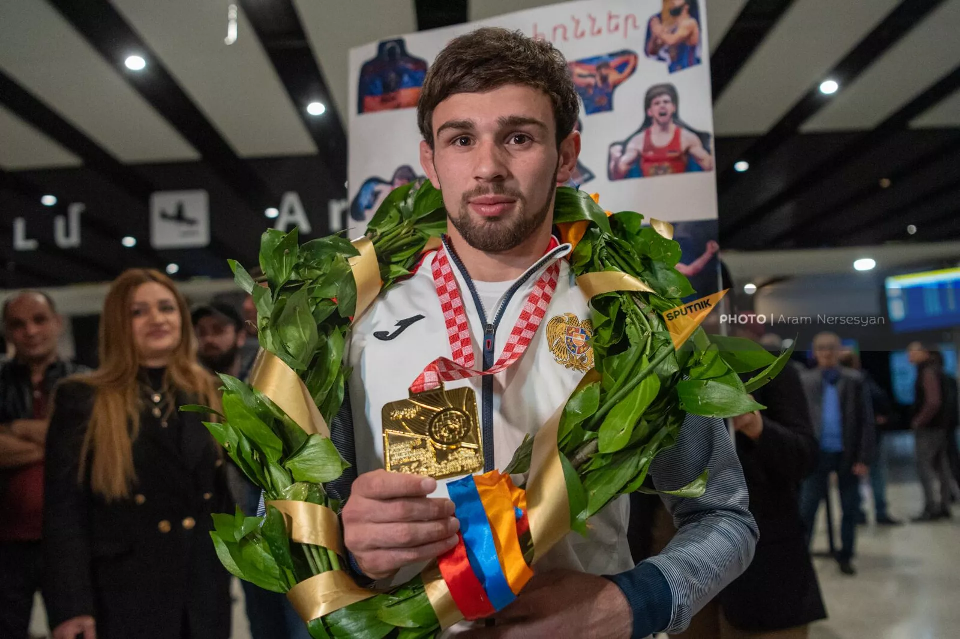 Чемпион Европы Арсен Арутюнян показывает свою золотую медаль в аэропорту Звартноц по возвращении на родину (21 апреля 2023). Еревaн - Sputnik Армения, 1920, 04.05.2023