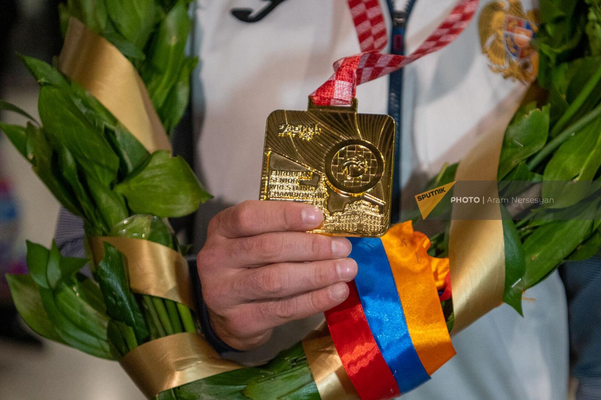 Чемпион Европы Арсен Арутюнян показывает свою золотую медаль в аэропорту Звартноц по возвращении на родину (21 апреля 2023). Еревaн - Sputnik Армения, 1920, 21.04.2023