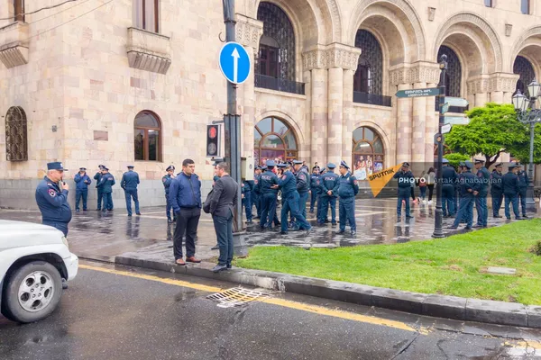 Родители погибших при пожаре военнослужащих перекрыли улицу Амиряна (21 апреля 2023). Еревaн Родители погибших при пожаре военнослужащих перекрыли улицу Амиряна (21 апреля 2023). Еревaн - Sputnik Армения