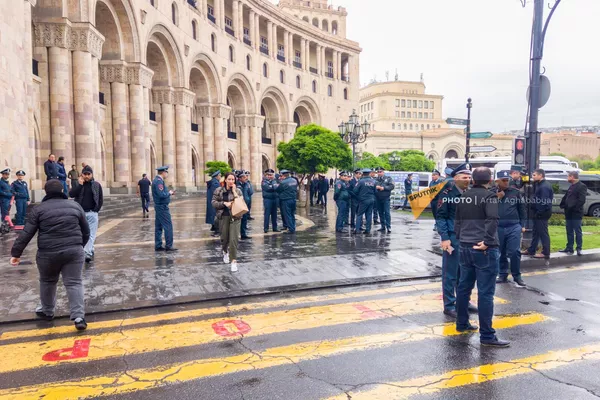 Родители погибших при пожаре военнослужащих перекрыли улицу Амиряна (21 апреля 2023). Еревaн Родители погибших при пожаре военнослужащих перекрыли улицу Амиряна (21 апреля 2023). Еревaн - Sputnik Армения