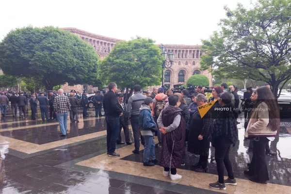 Родители погибших при пожаре военнослужащих на акции протеста на площади Республики (21 апреля 2023). Еревaн Родители погибших при пожаре военнослужащих на акции протеста на площади Республики (21 апреля 2023). Еревaн - Sputnik Армения