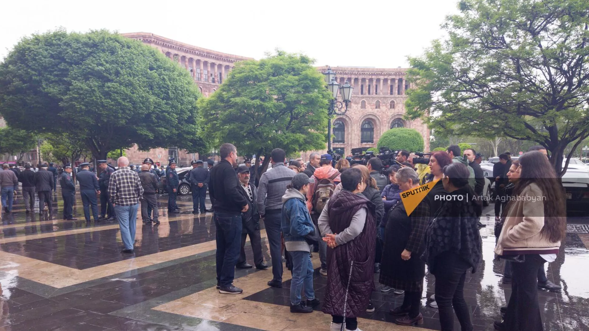 Родители погибших при пожаре военнослужащих на акции протеста на площади Республики (21 апреля 2023). Еревaн Родители погибших при пожаре военнослужащих на акции протеста на площади Республики (21 апреля 2023). Еревaн - Sputnik Армения, 1920, 21.04.2023