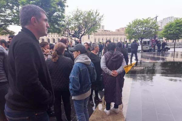 Родители погибших при пожаре военнослужащих на акции протеста на площади Республики (21 апреля 2023). Еревaн Родители погибших при пожаре военнослужащих на акции протеста на площади Республики (21 апреля 2023). Еревaн - Sputnik Армения