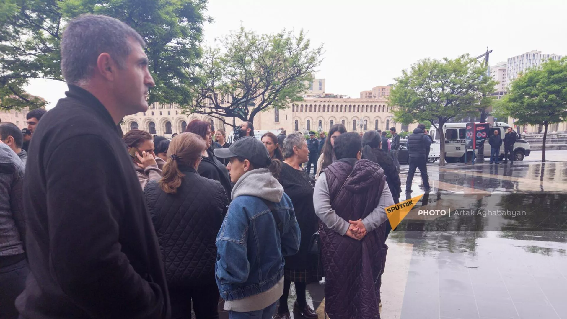 Родители погибших при пожаре военнослужащих на акции протеста на площади Республики (21 апреля 2023). Еревaн Родители погибших при пожаре военнослужащих на акции протеста на площади Республики (21 апреля 2023). Еревaн - Sputnik Армения, 1920, 21.04.2023