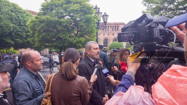 Адвокат Норайр Норикян общается с прессой на акции протеста родителей погибших при пожаре военнослужащих (21 апреля 2023). Еревaн - Sputnik Армения