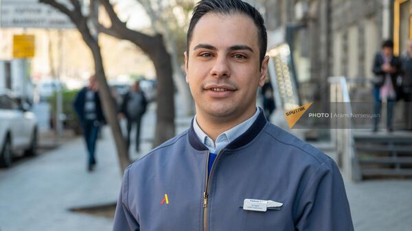 Бортпроводник авиакомпании Fly Arna Национальные Авиалинии Армении Григор Умрян  - Sputnik Армения