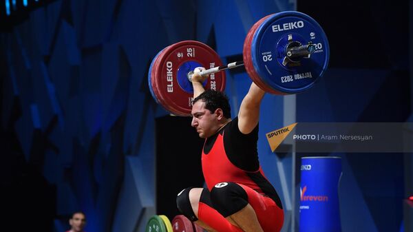Давид Ованнисян из сборной Армении соревнуется в мужской категории 96 кг группы А во время чемпионата Европы по тяжелой атлетике (21 апреля 2023).Еревaн - Sputnik Армения