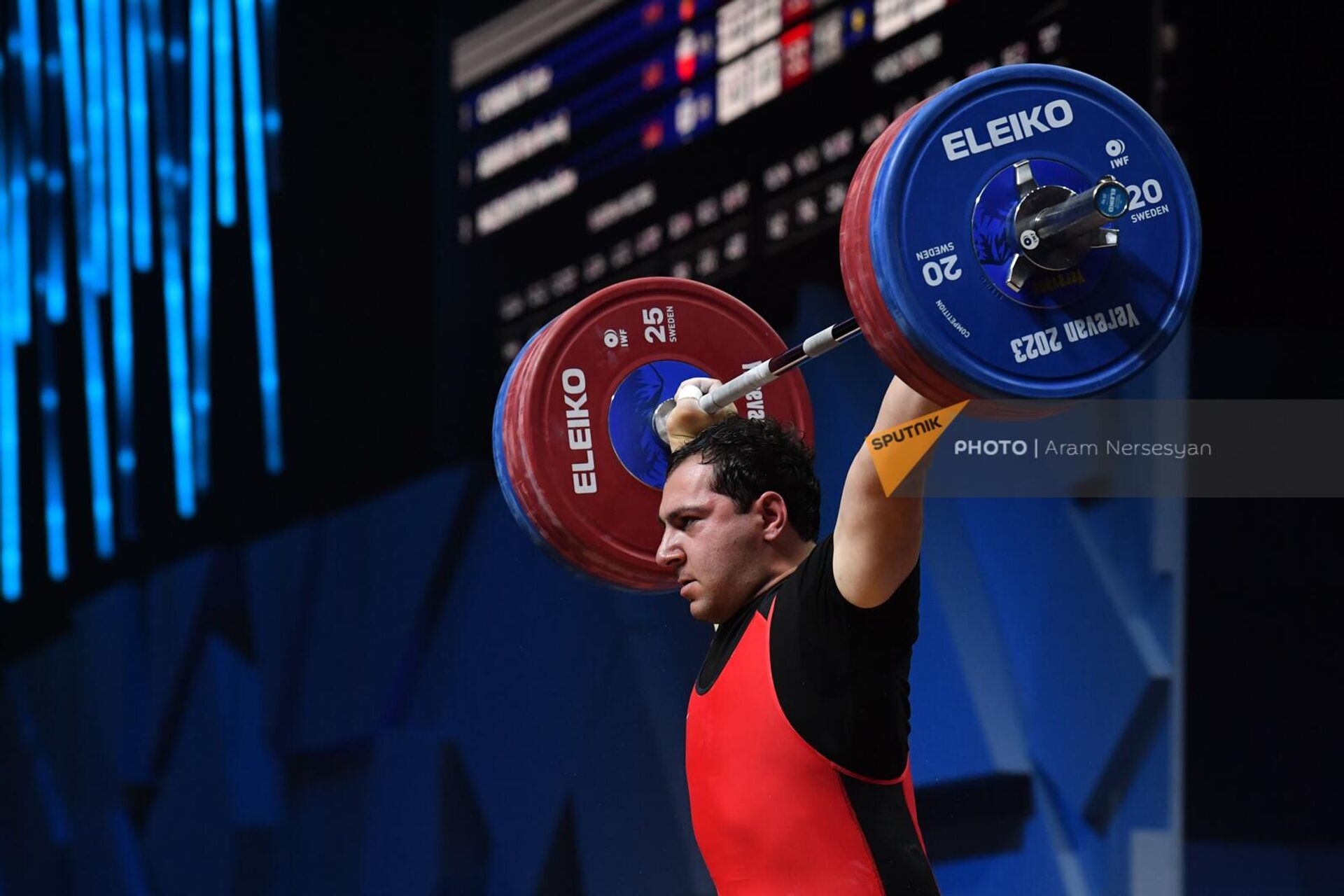 Давид Ованнисян из сборной Армении соревнуется в мужской категории 96 кг группы А во время чемпионата Европы по тяжелой атлетике (21 апреля 2023).Еревaн - Sputnik Արմենիա, 1920, 19.02.2024