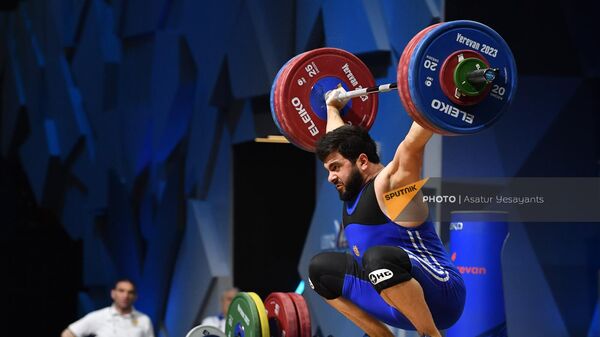 Гарик Карапетян из сборной Армении соревнуется в категории 102 кг среди мужчин группы А во время чемпионата Европы по тяжелой атлетике (22 апреля 2023). Еревaн - Sputnik Армения